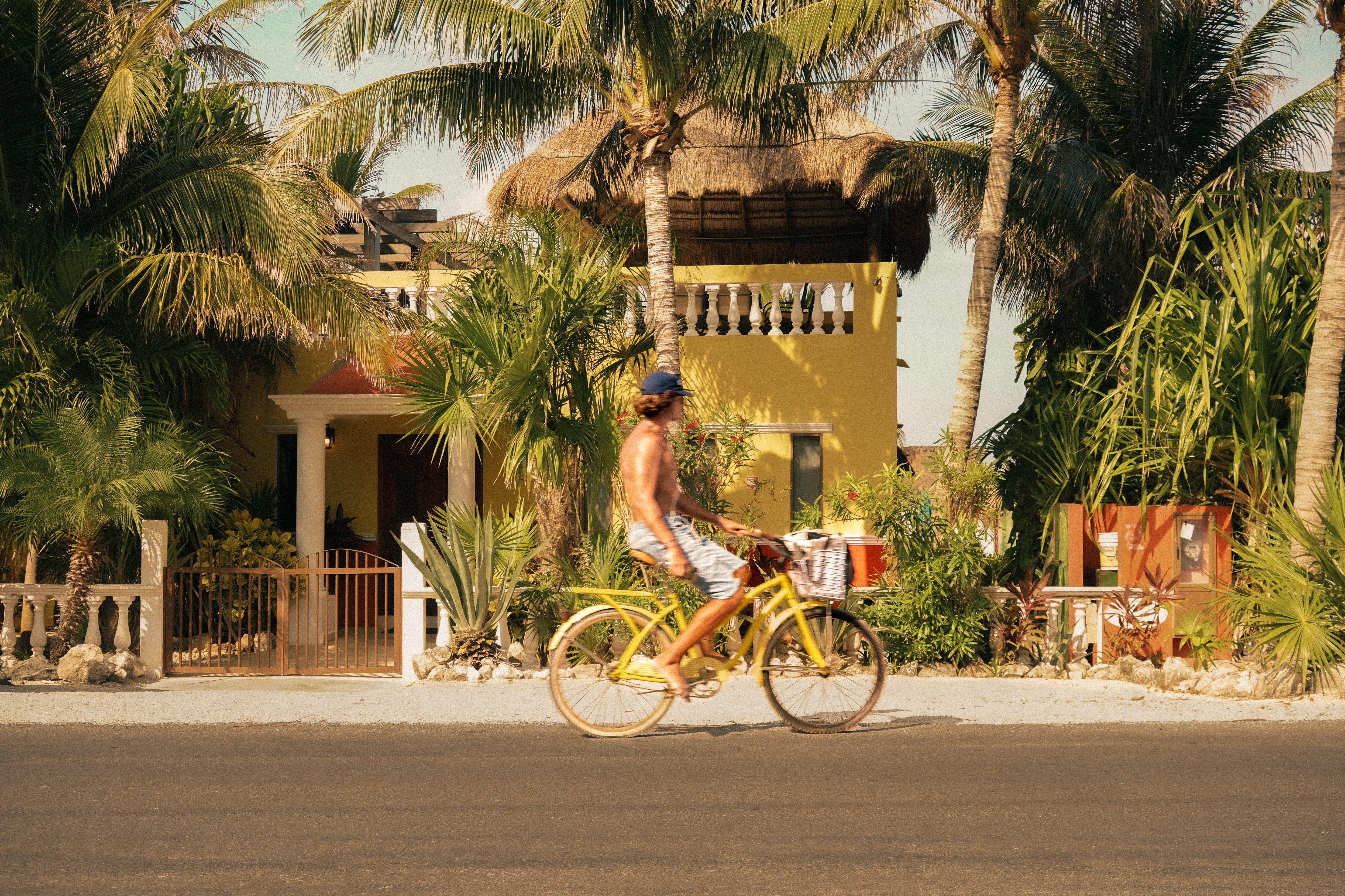 Street photography — candid travel moment by Antonia Demmel
